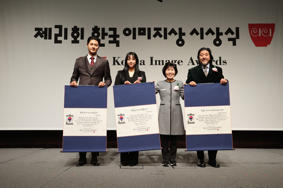 '한국 이미지상 2025' 시상식에 참석한 오상욱·신유빈 선수, 최정화 한국이미지커뮤니케이션연구원(CICI) 이사장, 에드워드 리. [사진 CICI]