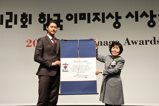 15일 오후 서울 강남구 그랜드 인터컨티넨탈 서울 파르나스 호텔에서 열린 제21회 한국이미지상 시상식에서 수상한 오상욱 선수. 사진 CICI