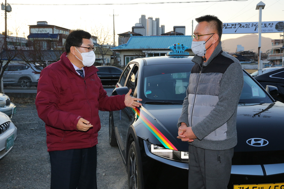 주낙영 경주시장이 택시를 타고 무료택시 사업 현황을 둘러보고 있다.