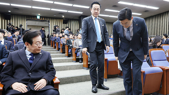 더불어민주당 박찬대 원내대표가 15일 국회에서 열린 의원총회에 입장해 이재명 대표에게 인사하고 있다. 연합뉴스