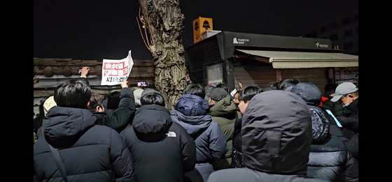 15일 오전 6시 30분쯤 한남동을 지나던 중국인 2명은 탄핵 반대 집회 참여자에게 둘려 쌓였다. 집회 참여자들은 이들에게 “중국인 꺼져라”라고 외쳤고, 일부는 욕설을 하며 위협했다. 이찬규 기자