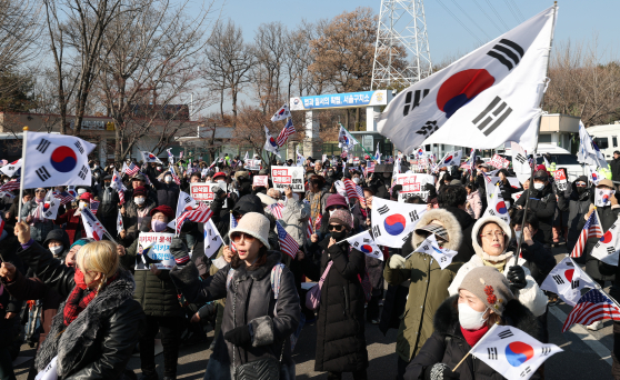 17일 오후 윤석열 대통령이 구금된 경기 의왕시 서울구치소 앞에서 지지자들이 윤 대통령 지지·응원 집회를 하고 있다. 뉴스1