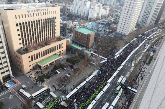 윤석열 대통령이 구속 전 피의자 심문(영장실질심사)에 출석한 지난 18일 서울 마포구 서울서부지법 앞 마포대로에서 윤 대통령 지지자들과 보수단체 회원들이 윤 대통령 석방을 촉구하며 시위하고 있다.  연합뉴스