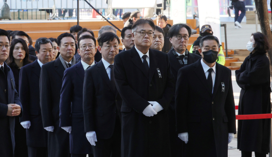 지난달 31 정진석 대통령 비서실장을 비롯한 대통령실 관계자들이 서울시청 앞 제주항공 여객기 희생자 합동분향소를 찾아 헌화를 하던 모습. 윤석열 대통령 탄핵 뒤 대통령실 주요 인사들이 모두 모습을 드러낸 건 이때가 처음이었다. 뉴스1