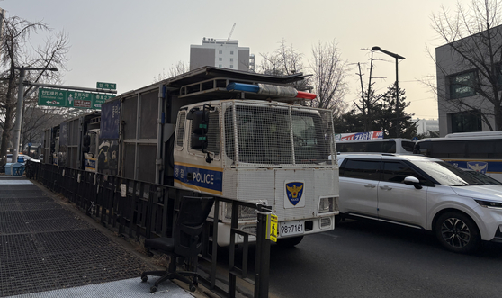 윤석열 대통령이 헌법재판소 탄핵심판 3차 변론기일에 직접 출석하겠다고 예고한 21일, 헌재 주변에 경찰 차벽차가 대기하고 있다. 서울경찰청은 이날 64개 중대 4000명을 헌재 시설 경비에 투입한다고 밝혔다. 이아미 기자