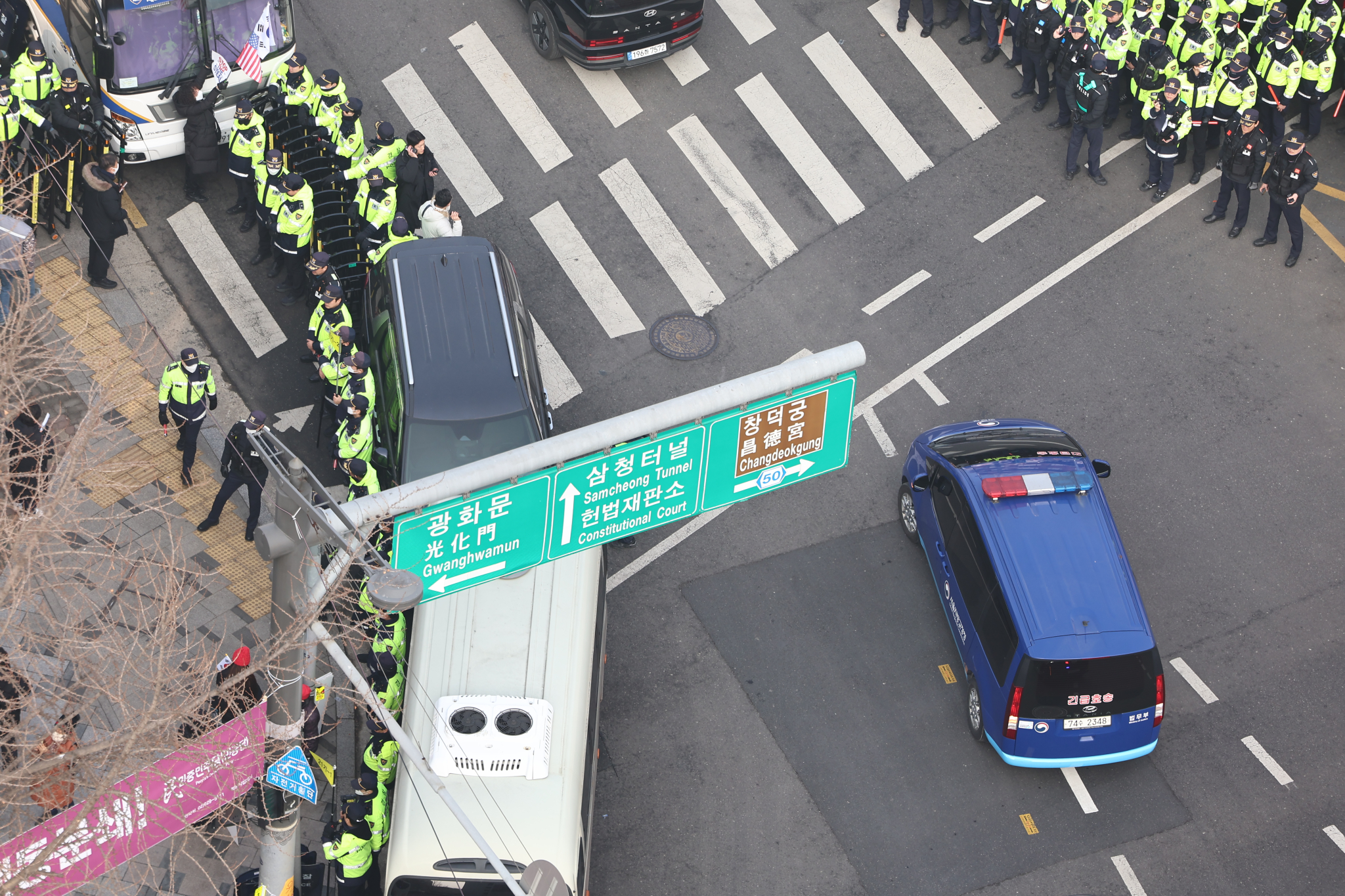 윤석열 대통령이 탑승한 법무부 호송차량이 21일 윤대통령 탄핵 심판 3차변론기일이 열리는 서울 종로구 헌법재판소로 향하고 있다. 뉴스1