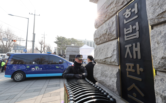 윤석열 대통령이 탑승한 법무부 호송차량이 21일 오후 1시 11분 서울 종로구 헌법재판소로 들어서고 있다. 뉴스1