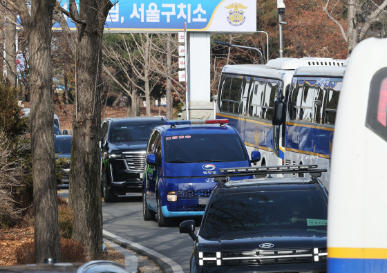  내란 우두머리 혐의로 체포된 윤석열 대통령이 탑승한 차량 행렬이 18일 경기도 의왕시 서울구치소에서 나와 구속 전 피의자심문(영장실질심사)이 열리는 서울서부지법으로 향하고 있다. 뉴스1