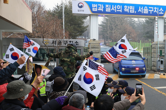 21일 오후 12시 48분쯤 경기도 의왕시 서울구치소에서 윤석열 대통령이 탄 법무부 호송차량이 대통령경호처 호송을 받으며 헌법재판소로 출발하고 있다. 뉴스1