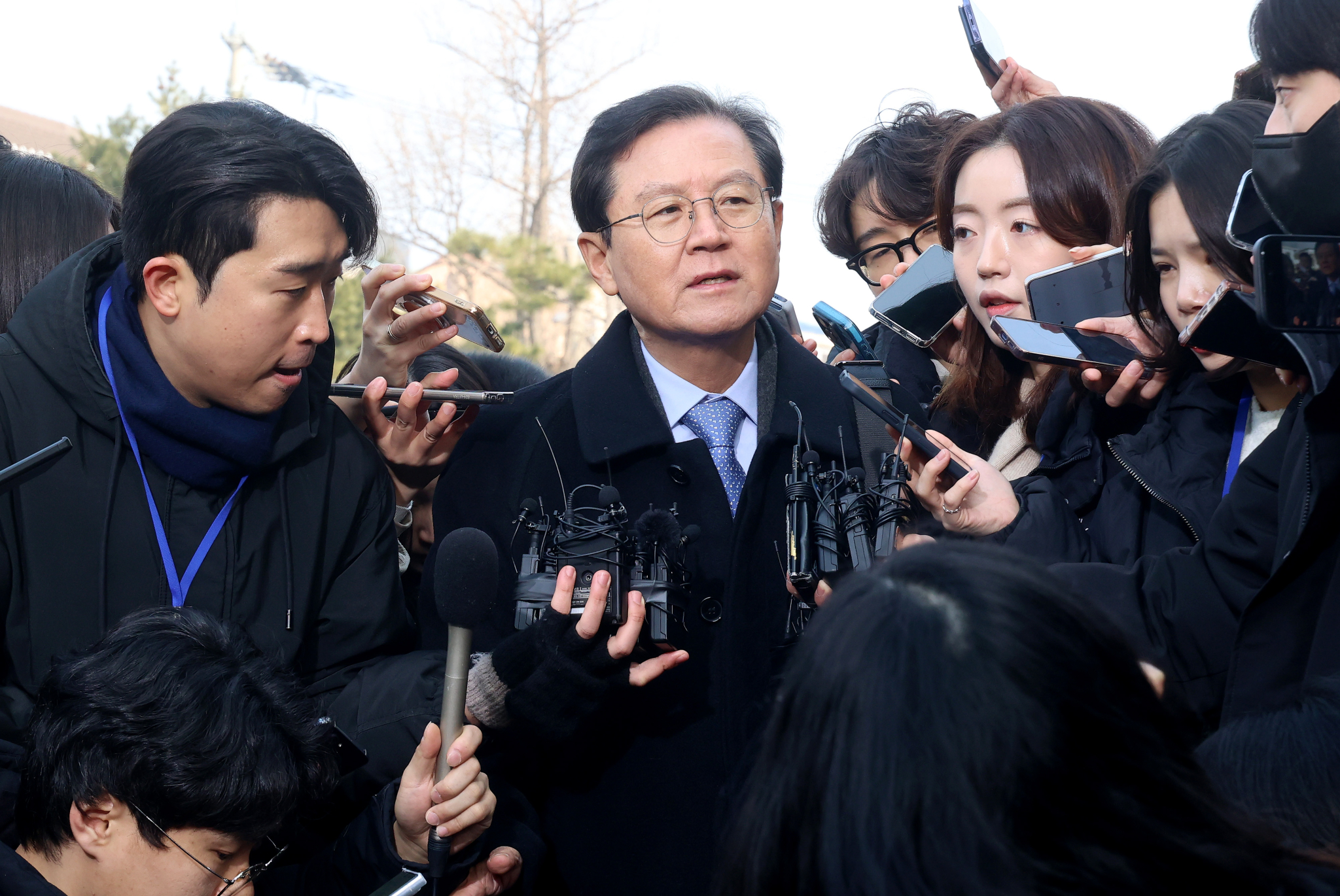 윤석열 대통령의 법률대리인단인 윤갑근 변호사가 21일 오후 서울 종로구 헌법재판소 심판정에서 열린 윤석열 대통령 탄핵 심판 3차 변론기일에 참석하며 기자들의 질문에 답하고 있다. 연합뉴스