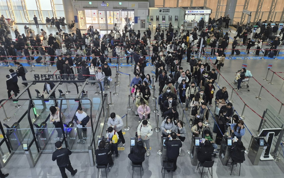 지난 17일 오전 7시쯤 김해국제공항 국제선 청사 출국심사대 부근이 인파로 붐비고 있다. 김민주 기자