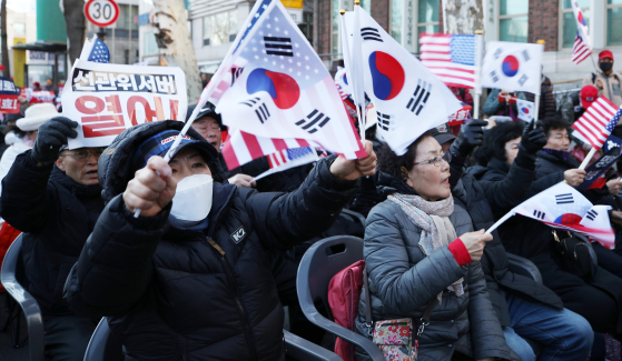 윤석열 대통령 탄핵 심판 4차 변론이 열리는 23일 오후 서울 종로구 헌법재판소 인근에서 윤 대통령 지지자들이 피켓을 들고 구호를 외치고 있다. 사진공동취재단