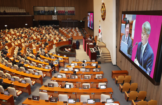 이호영 경찰청장 직무대행이 23일 오후 국회 본회의에서 열린 '서울서부지법 난입 사태' 관련 긴급 현안질문에서 더불어민주당 민형배 의원 질의에 답변하고 있다. 연합뉴스