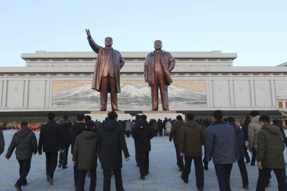 지난해 12월 17일 평양 시민이 김일성과 김정일 동상에 참배하러 모이고 있다. 미국은 북한과 비핵화 협상을 다시 시작할 전망이다. AP=연합