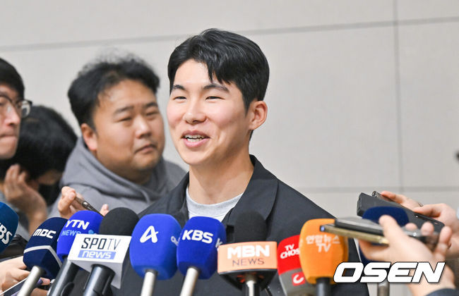 [OSEN=박준형 기자] LA 다저스 김혜성이 출국에 앞서 인터뷰를 하고 있다. 2025.01.14 / soul1014@osen.co.kr