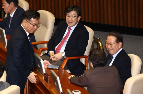 국민의힘 권영세 비상대책위원장과 권성동 원내대표가 23일 오후 서울 여의도 국회 본회의장에서 열린 서울서부지방법원 불법적 폭동사태 관련 긴급현안질문에서 대화하고 있다. 뉴스1