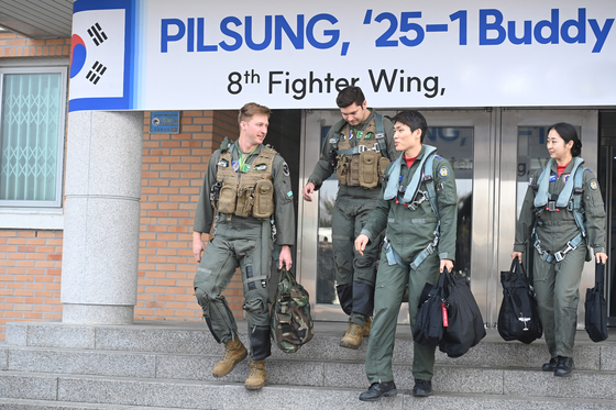 한국과 미국의 공군 연합공중훈련인 '쌍매훈련'에 참가한 양국 공군 전투조종사들이 원주기지에서 항공기에 탑승하려고 함께 이동하고 있다. 트럼프 행정부에서 이 같은 연합방위체제에 대한 재검토가 이뤄질 것으로 보인다. 공군