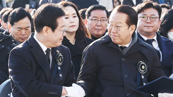 권영세 국민의힘 비상대책위원장(오른쪽)과 이재명 더불어민주당 대표가 지난 3일 오전 서울 여의도 국회에서 열린 고 김수한 전 국회의장 영결식에서 악수하고 있다. 뉴스1