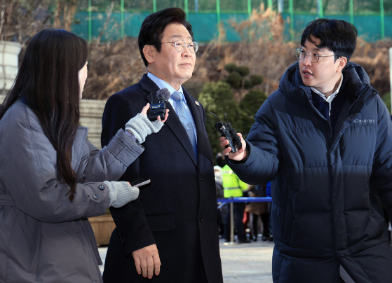 이재명 더불어민주당 대표가 23일 오후 서울 서초구 서초중앙로 서울고등법원에서 열린 공직선거법 위반 항소심 1회 공판에 출석하며 취재진의 질문을 받고 있다.뉴스1