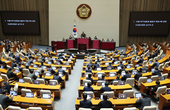 우원식 국회의장이 23일 오후 서울 여의도 국회에서 열린 제421회국회(임시회) 제2차 본회의에서 '서울서부지방법원 불법적 폭동사태 관련 긴급현안질문 실시의 건'을 상정하고 있다. 뉴시스