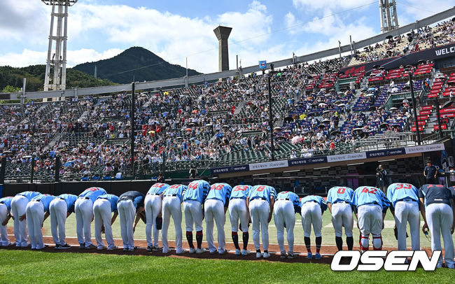 [OSEN=부산, 이석우 기자] 17일 부산 사직야구장에서 2024 신한 SOL 뱅크 KBO 리그 롯데 자이언츠와 LG 트윈스의 경기가 열렸다. 홈팀 롯데는 박진이 선발 출전하고 LG는 엔스가 선발 출전했다.롯데 자이언츠 선수들이 천만관중 돌파를 감사하는 인사를 하고 있다. 2024.09.17 / foto0307@osen.co.kr