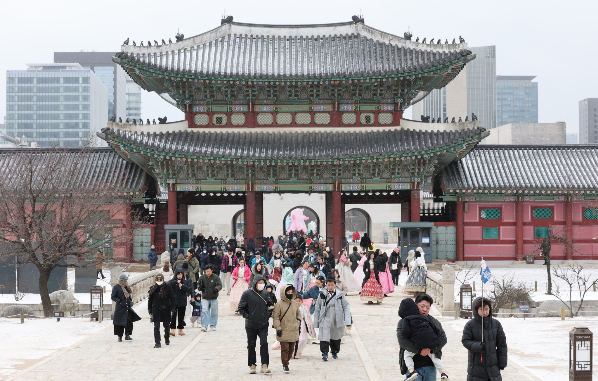 설 연휴인 28일 서울 경복궁을 찾은 시민과 관광객들이 발걸음을 옮기고 있다. 뉴스1