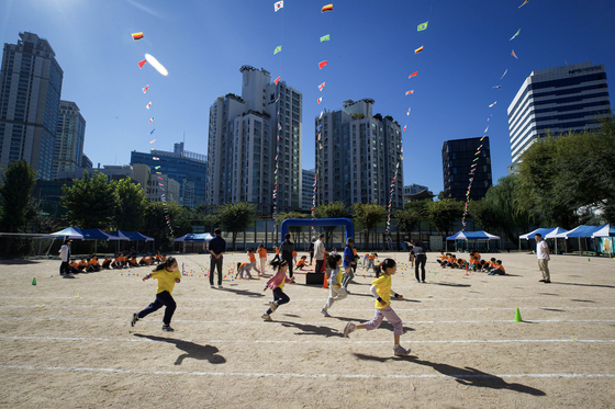 지난해 10월 서울시내 한 초등학교에서 가을 운동회가 펼쳐지고 있다 뉴스1