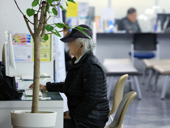 노인 일자리를 찾고 있는 시민의 모습. 뉴스1