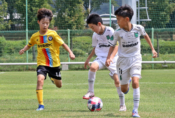 지난해 열린 '경주 화랑대기 전국 유소년 축구대회'에 참가한 선수들이 축구 경기를 하고 있다. 사진 경주시