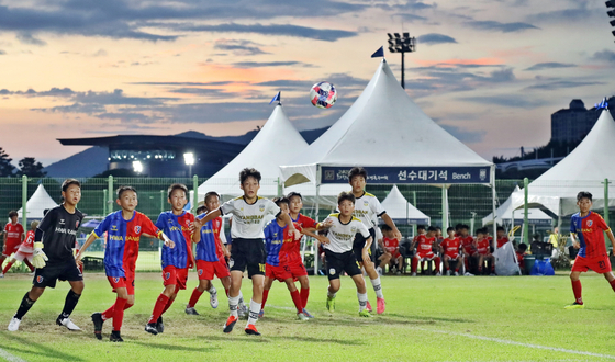 ‘2024 화랑대기 전국 유소년 축구대회’에서 선수들이 경기를 펼치고 있다. 경주시는 지난 해 대회 기간 동안 약 600억원의 경제적 파급 효과가 발생했다고 밝혔다. [사진 경주시]