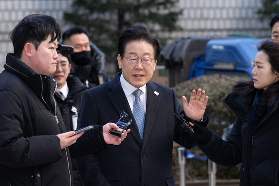 이재명 더불어민주당 대표가 4일 서초구 서울중앙지법에서 열린 '대장동·위례·성남FC·백현동 의혹' 관련 특정범죄가중처벌등에관한법률위반(뇌물) 혐의 공판에 출석하고 있다. 뉴스1