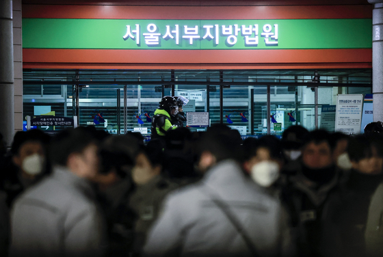 윤석열 대통령의 구속영장이 발부된 지난달 19일 서울 마포구 서울서부지방법원의 철문이 윤 대통령 지지자들에 의해 파손되어 있다. 뉴시스