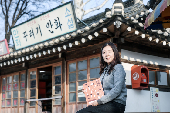 지난달 22일 서울 종로구 국립민속박물관에서 만난 백민영 국립민속박물관 전문위원. 최근 펴낸 한류문화사전을 포함해 한국민속대백과사전 편찬 작업을 진두 지휘하고 있다. 김성룡 기자. 