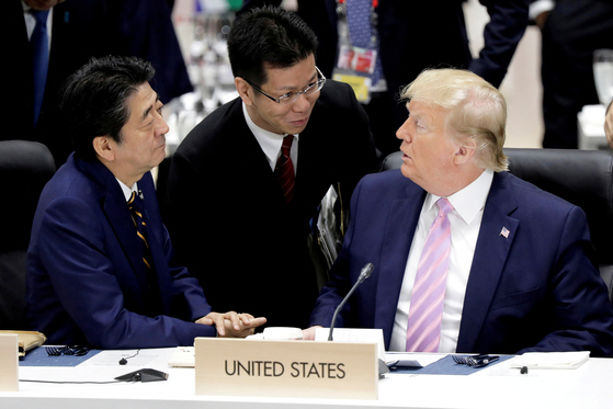 2019년 일본에서 열린 주요20개국(G20) 행사에서 아베 신조 당시 일본 총리와 도널드 트럼프 미국 대통령이 대화를 나누고 있다. 로이터=연합뉴스