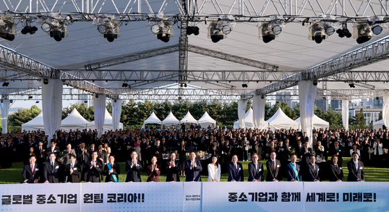 윤석열 대통령이 지난해 5월 23일 서울 용산 대통령실 잔디마당에서 열린 '2024 대한민국 중소기업인대회'에서 참석자들과 '글로벌 원팀(One Team)호 출항식' 퍼포먼스에 참여하고 있다. 왼쪽부터 박종범 월드옥타(OKTA) 회장, 정용진 신세계 회장, 윤예찬 스칼라데이터 대표, 김동관 한화 부회장, 김정희 에이치엔에스하이텍대표, 이재용 삼성전자 회장, 오영주 중소벤처기업부 장관, 박진수 콜로세움 코퍼레이션 대표, 윤 대통령, 이하나 멜릭서 대표, 김기문 중소기업중앙회장, 조태열 외교부 장관, 구광모 LG 회장, 최금식 선보공업 대표, 장인화 포스코 회장, 이종미 에스앤비 대표, 정기선 HD현대 부회장. 연합뉴스