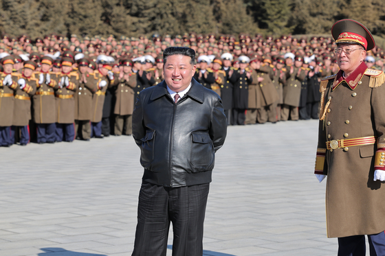 김정은 북한 국무위원장이 8일 건군절 77주년을 맞아 국방성을 방문했다. 뉴스1