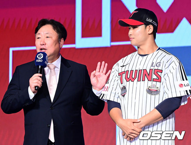 [OSEN=지형준 기자] 11일 오후서울 잠실 롯데호텔 월드에서 2025 KBO 신인 드래프트가 열렸다.2025 KBO신인 드래프트는 전면 드래프트 방식으로 진행된다. 지명은 1라운드부터 11라운드까지 이뤄지며, 2023년도 구단 순위의 역순인 키움-한화-삼성-롯데-KIA-두산-NC-SSG-KT-LG 순서로 실시된다.LG 차명석 단장이 서울고 김영우를 지명한 이유를 설명하고 있다. 2024.09.11 / jpnews@osen.co.kr