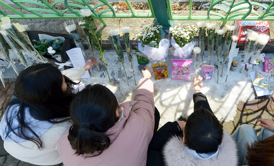 대전의 한 초등학교에서 40대 여교사가 1학년 김하늘(7)양을 흉기로 살해한 충격적인 사건이 발생한 가운데 11일 오후 하늘양이 다니던 학교를 찾은 선배들이 후배를 추모하고 있다.김성태 객원기자