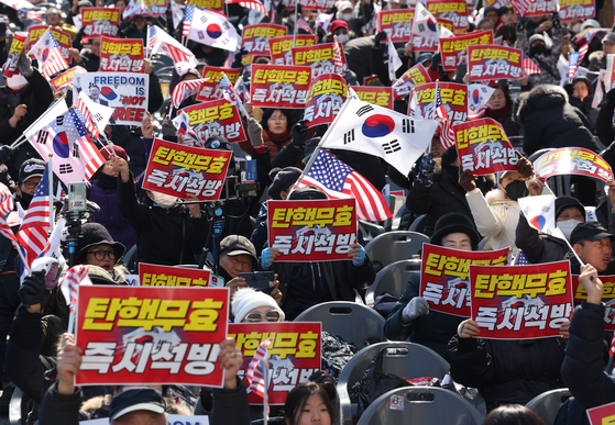 윤석열 대통령 탄핵심판 8차 변론이 열린 13일 서울 종로구 안국역 사거리에서 윤 대통령 지지자들이 탄핵 반대 집회를 하고 있다. 연합뉴스