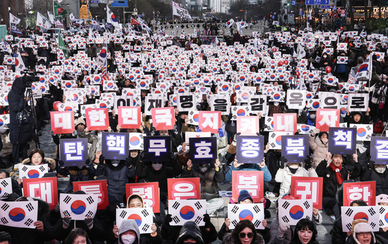 윤석열 대통령 국민변호인단 출범식이 열린 13일 오후 서울 중구 청계광장에서 참석자들이 구호를 외치고 있다. 김경록 기자