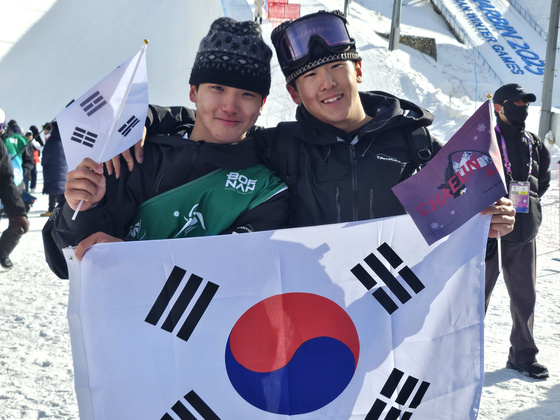 김건희(왼쪽)와 이채운이 13일 중국 야부리 스키장에서 끝난 하얼빈 동계아시안게임 스노보드 남자 하프파이프 경기 이후 포즈를 취하고 있다. 야부리=고봉준 기자