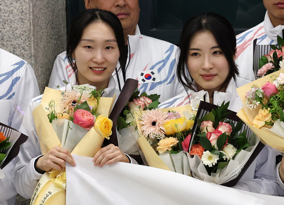 (인천공항=뉴스1) 박세연 기자 = 쇼트트랙 국가대표 최민정, 김길리 선수가 제9회 하얼빈 동계아시안게임 출전을 마치고 10일 오후 인천국제공항을 통해 귀국해 꽃다발을 받고 미소 짓고 있다.   쇼트트랙 국가대표팀은 이번 대회에서 금메달 6개, 은메달 4개, 동메달 3개를 수확했다. 2025.2.10/뉴스1