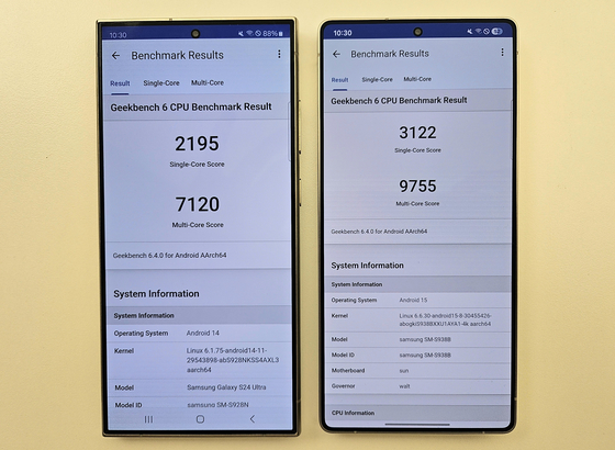 삼성전자의 스마트폰 '갤럭시S24 울트라'(좌측)와 '갤럭시S25 울트라'(우측)의 모습. 외관 모서리 디자인이 바뀐 걸 알 수 있다. 화면에는 스마트폰의 두뇌에 해당하는 애플리케이션프로세서(AP)의 CPU(중앙처리장치) 성능을 측정하는 성능 평가 앱 긱벤치6 점수. 점수가 높을수록 성능이 뛰어나다. 이가람 기자