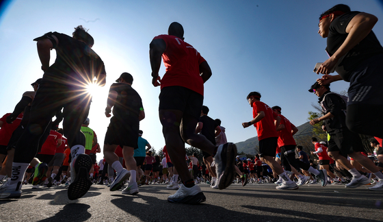 지난해 4월 7일 오전 대구 수성구 대구스타디움에서 열린 '2024 대구국제마라톤'에서 참가자들이 힘차게 출발하고 있다. 연합뉴스