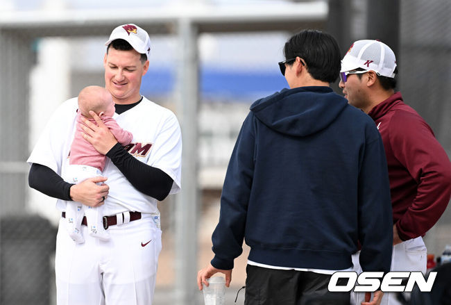 [OSEN=애리조나(미국), 이대선 기자] 14일(한국시간) 미국 애리조나주 메사 애슬레틱 그라운드에서 키움 히어로즈의 청백전이 진행됐다.키움은 3월 5일까지 미국 애리조나와 대만 가오슝에서 2025시즌 스프링캠프를 실시한다.마운드를 내려온 케니 로젠버그가 샌프란시스코 자이언츠 이정후와 이야기를 나누고 있다. 2025.02.14 / sunday@osen.co.kr]