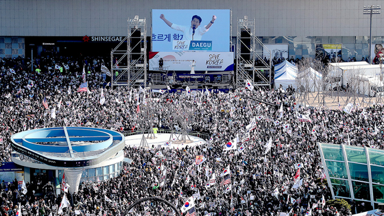 한국사 '일타강사' 전한길이 지난 8일 오후 대구 동구 동대구역 광장에서 열린 '세이브코리아 국가비상기도회'를 찾아 연설하고 있다. 중도 우파적 발언을 쏟아내는 전 강사가 결합하면서 손현보 목사가 이끄는 여의도 집회는 외연이 크게 확장됐다. 뉴스1