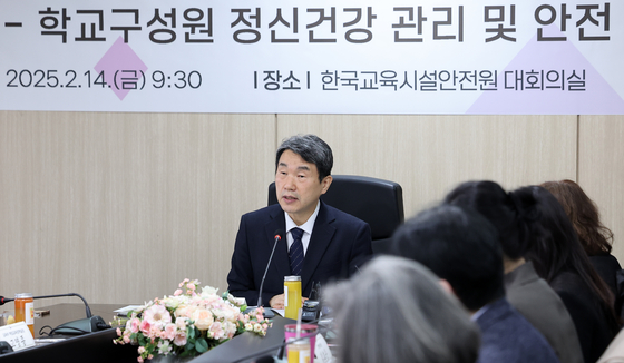 이주호 사회부총리 겸 교육부 장관이 14일 서울 영등포구 한국교육시설안전원에서 대전 초등학생 사망사건 관련 제66차 함께차담회를 주재하고 있다. 뉴스1