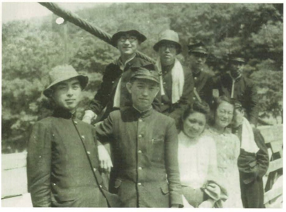 도시샤대 영문학과에 재학 중이던 윤동주 시인(왼쪽 두번째). 사진 윤동주를 추모하는 모임 제공 