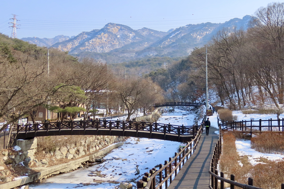  주말이면 재개통한 교외선을 이용해 송추역에서 내리면 북한산국립공원 도봉산 송추계곡을 쉽게 만날 수 있다. 조금 더 품을 들이면 사패산으로 향할 수도 있다. 김홍준 기자