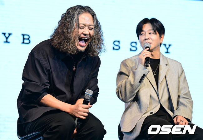 [OSEN=조은정 기자]밴드 YB가 새 EP '오디세이'(Odyssey) 발매 기념 기자간담회를 17일 서울 마포구 홍대 롤링홀에서 가졌다.YB의 새 EP '오디세이'는 험난한 경험을 통해 성장하며 자아를 찾아 나가는 과정을 담고 있다. '리벨리온'을 포함해 타이틀곡 '오어키드'(Orchid)와 수록곡 '스톰본'(StormBorn), '엔드 앤드 엔드'(End And End) 등 총 6트랙이 담긴다.YB 허준, 윤도현이 간담회를 하고 있다. 025.02.17 /cej@osen.co.kr